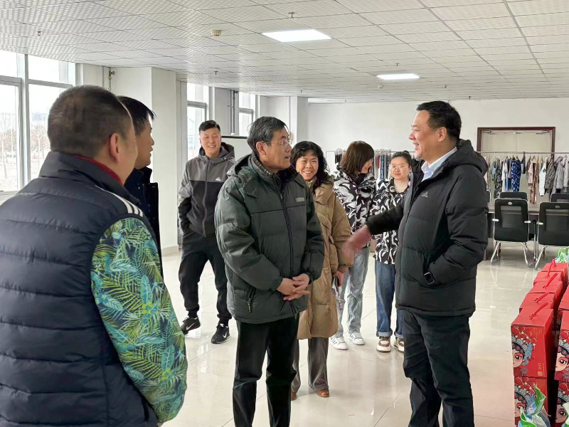 新鄉(xiāng)市經(jīng)開區(qū)管委會領導一行蒞臨我司慰問在崗員工